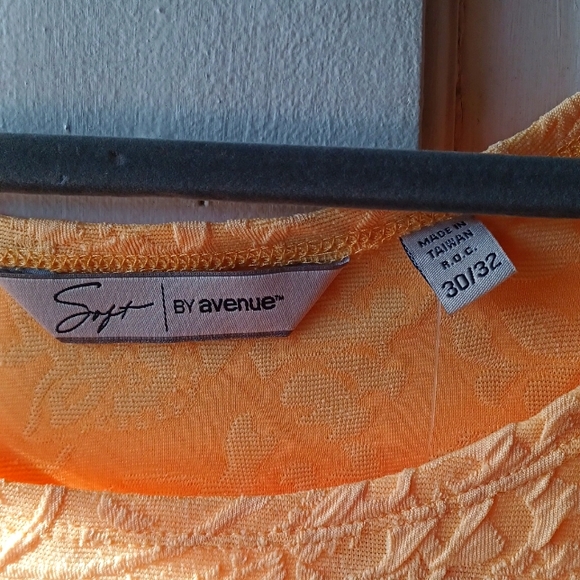 SOFT BY AVENUE Yellow Floral 💛 Design size 2X - Picture 2 of 7